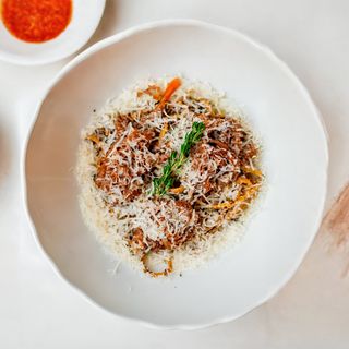 Paste cu carne de vită ruptă și sos de trufe