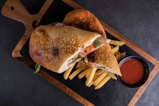 Sendvič sa pršutom i pomfrit