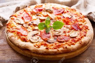 Pizza De Salami Con Jamón Y Champiñones medium.)