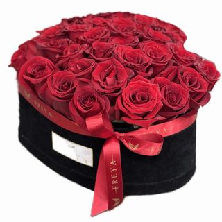 Cutie mare inima neagra cu 35 trandafiri Freedom