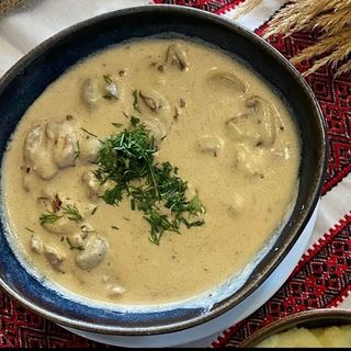 საქონლის ხორცი სოკოთი და არაჟნის სოუსით