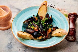 Midii cu sos mediteranean