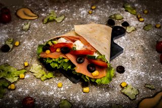 Тортила с пушена сьомга и крема сирене (350г)