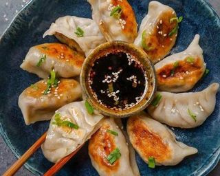 E. 2 Gyoza - 4 Peças