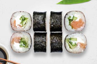 Футомакі з лососем