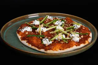 Manakeesh cu muhammarah, labneh  si castraveti