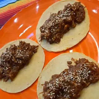 Tacos De Pollo Con Mole Poblano (2 Uds.)