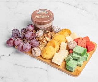 Tabla De 3 Variedades Queso Holandés : Nueces, Mermelada Y Fruta.