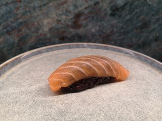 Nigiri black salmón