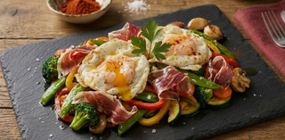 Huevos Rotos Con Wok De Verduras Y Jamón De Bellota