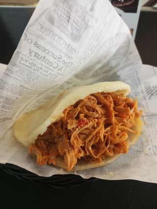 Arepa Asada Tradicional Con Pollo Mechado