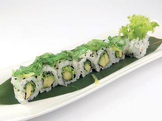 Uramaki De Aguacate y lechuga (wakame)(8 Pzs.)