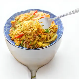 Fideos de arroz fritos con pollo
