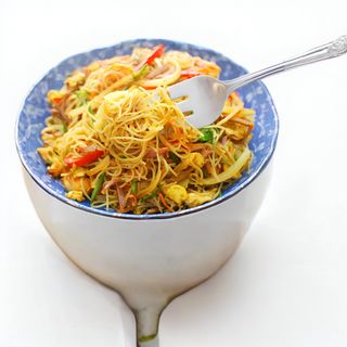 Fideos de arroz fritos con pollo