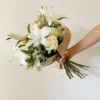 Ramo de Rosas y Liliums Blancos "Inefable"