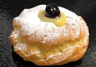 Zeppola di San Giuseppe fritta con crema e amarena