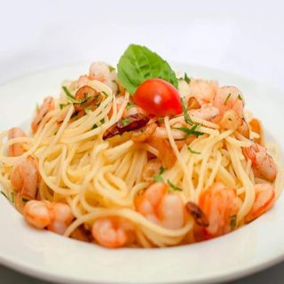Spaghetti O Macarrones Con Ajo Gambas Y Guindilla