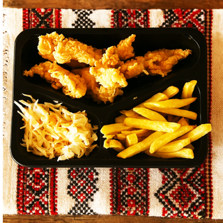 Meniu Crispy Box cu cartofi prajiti si salata coleslaw
