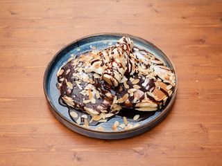 Американски палачинки с шоколад, сметана и банан (280г)