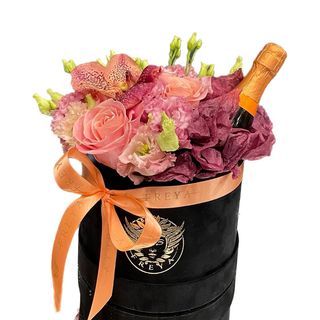 Cutie mica neagra cu flori roz și peach, prosecco și ciocolata