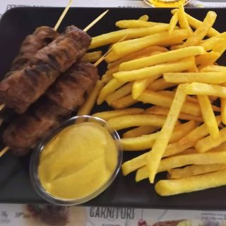 Mici pe bat (3 buc Mici Mari înveliți în bacon)