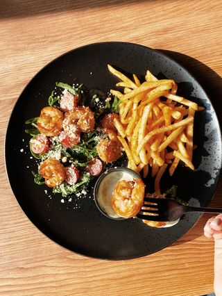 Креветки тигрові з теріякі, томатами чері, руколою, картоплею фрі (200/40г)