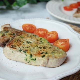 Solomillo De Atún Con Patatas Y Ensalada