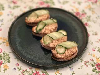 Брускети з лососем