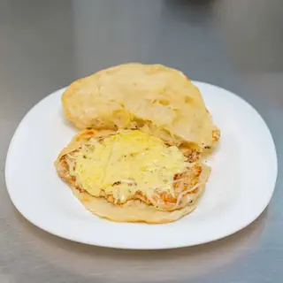 Pileće bijelo meso pečena slanina, topljeni sir