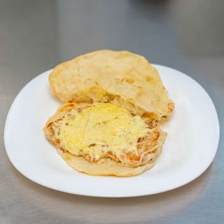 Pileće bijelo meso pečena slanina, topljeni sir