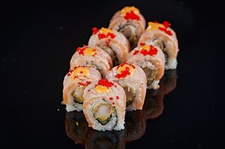 Ebiten salmon roll ura maki 8szt.