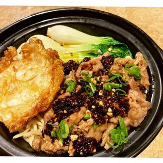 辣油盖面 Tallarines concon huevo frito y salsa picante 