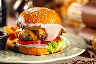 ზალ-ბურგერი საფერავის სოუსით და კარტოფილი ფრით