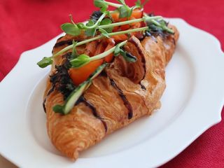 Круасан з лососем власного посолу