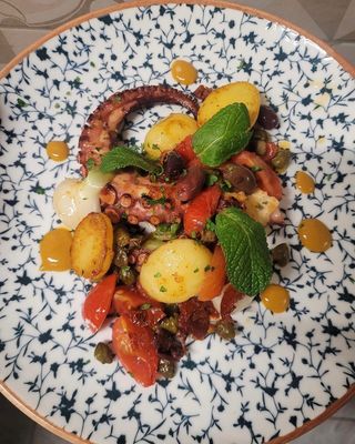 Polpo stufato con patate e cipolle