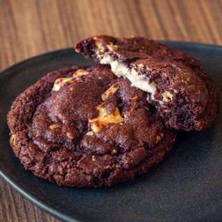 Cookie artizanal red velvet cu ciocolată albă și cremă de brânză