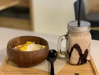 Yogurt Bowl + Batido