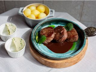 Medallion з телятини з молодою картоплею (250g)