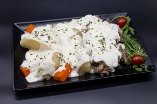 Kuvana junetina sa povrćem u sosu od kajmaka