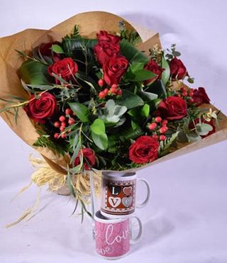 Ramo De 12 Rosas Y Tazas