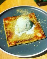 Катмер с топка сладолед и шамфастък