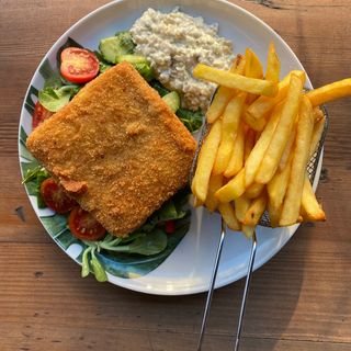 Ser żółty panierowany z frytkami i sosem tatarskim