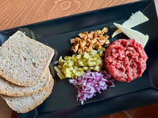 Tatar wołowy podany z masełkiem i pieczywem