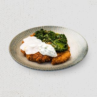 ȘNIȚEL DE CURCAN CU RIDICHI MARINATE ȘI SOS TZATZIKI