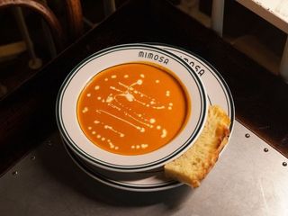 Krem pomidorowy z makaronem orzo