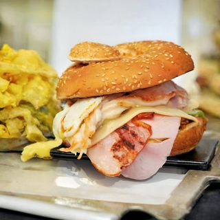 Pechuguito Con Bacon, Queso, Huevo Y York