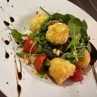 Салат зі смаженим сиром камамбер (220г)