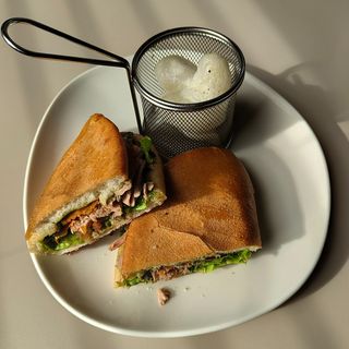 Sendvič sa tunjevinom 200 gr