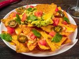 Nachos Con Salsa Cheddar Y Jalapeños