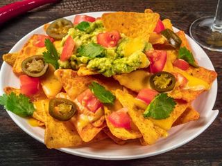 Nachos Con Salsa Cheddar Y Jalapeños